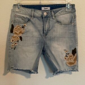 🌸$5 Kensie embroidered denim shorts, frayed hem, light wash, size 2/26